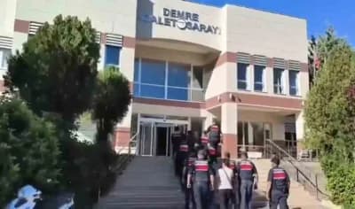 Antalya'da villa ve bungalov kiralama dolandırıcılığı operasyonunda gözaltına alınan şüpheliler
