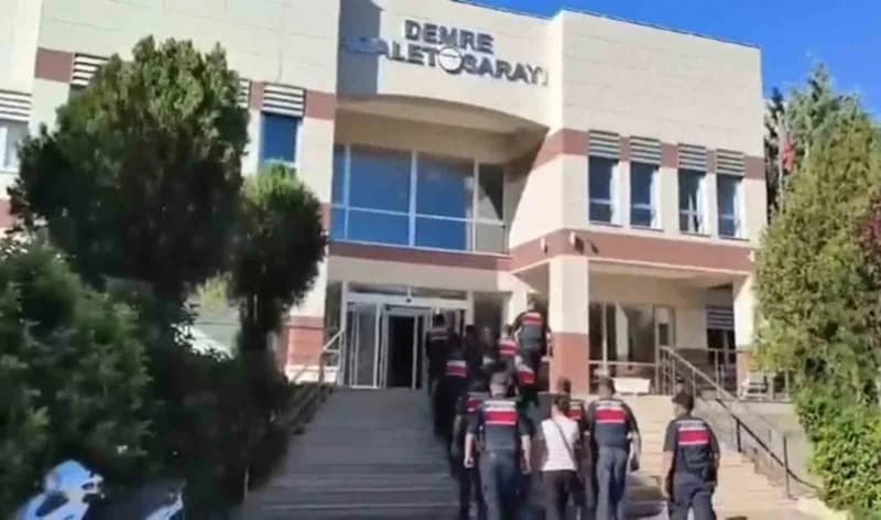 Antalya'da villa ve bungalov kiralama dolandırıcılığı operasyonunda gözaltına alınan şüpheliler