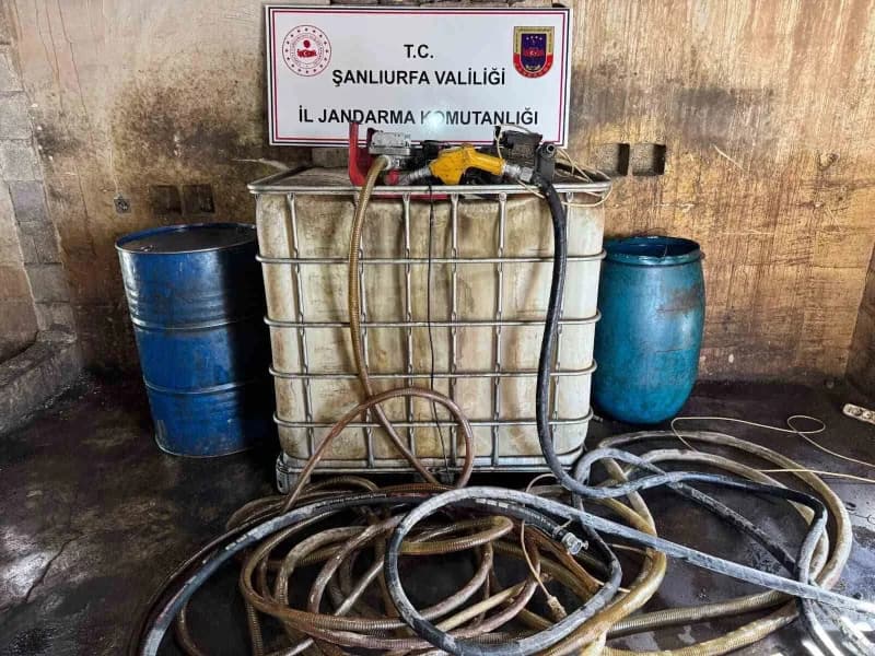 Şanlıurfa Viranşehir’de jandarma ekiplerinin kaçak akaryakıt operasyonunda ele geçirilen akaryakıt ve ekipmanlar