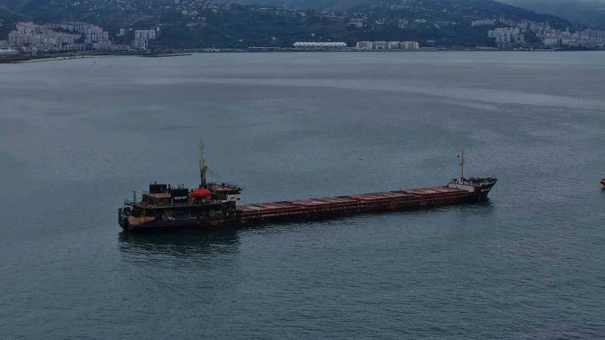 Rusya-ukrayna savaşı nedeniyle Karadeniz’de dron saldırılarının hedefi olan ticari gemilerden biri daha Trabzon açıkları