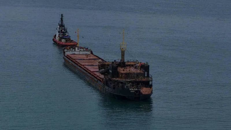 Hasar görmüş VOLGA-4007 yük gemisi Trabzon açıklarında Türk bayrağı ile demirlemiş halde