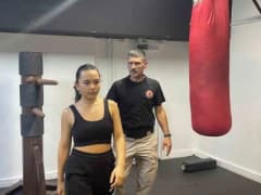 Ankara'da wing chun eğitimi veren Mustafa Coşkun kadınlara savunma teknikleri gösteriyor