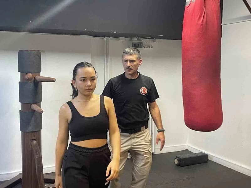 Ankara'da wing chun eğitimi veren Mustafa Coşkun kadınlara savunma teknikleri gösteriyor
