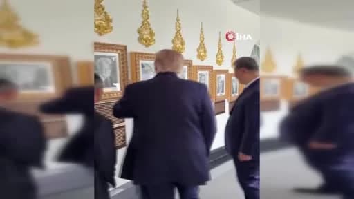 Çin Devlet Başkanı Xi Jinping ve Donald Trump Beyaz Saray’da eski ABD başkanlarının tablolarının bulunduğu koridorda yür