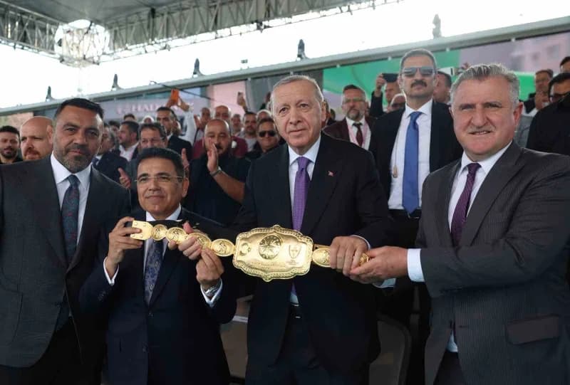 Cumhurbaşkanı Erdoğan, Yağlı Güreş Cumhurbaşkanlığı Kupası finalinde sporcuları izlerken