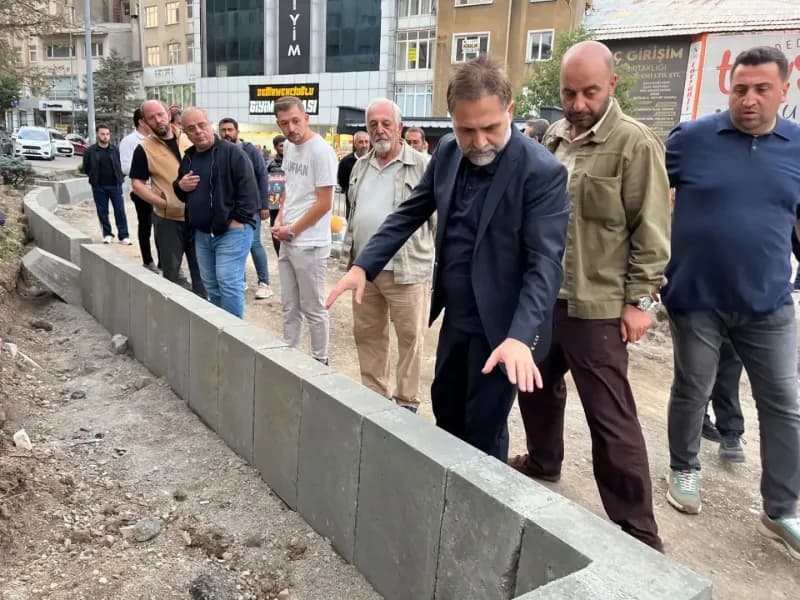 Yakutiye Belediye Başkanı Dr. Mahmut Uçar, ilçe genelinde yürütülen saha çalışmalarını yerinde inceleyerek, vatandaşlarl