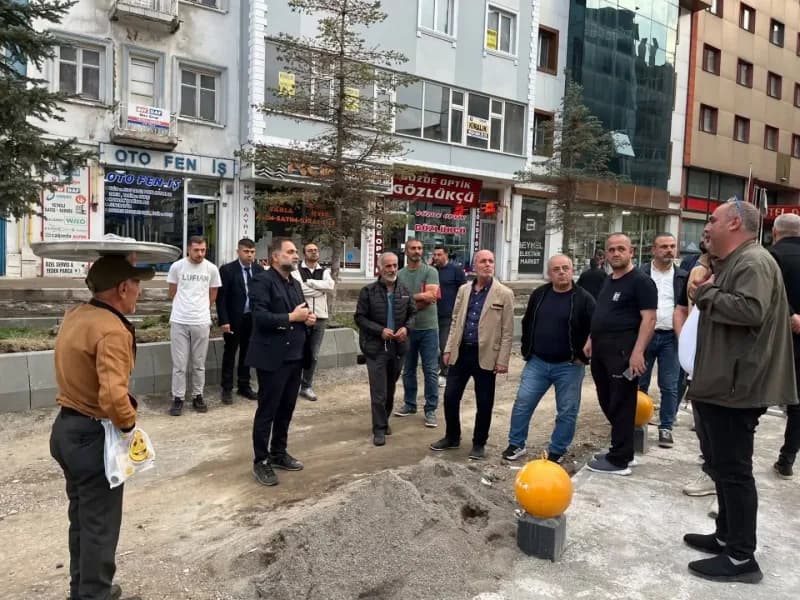 Yakutiye Belediye Başkanı Dr. Mahmut Uçar, ilçe genelinde yürütülen saha çalışmalarını yerinde inceleyerek, vatandaşlarl
