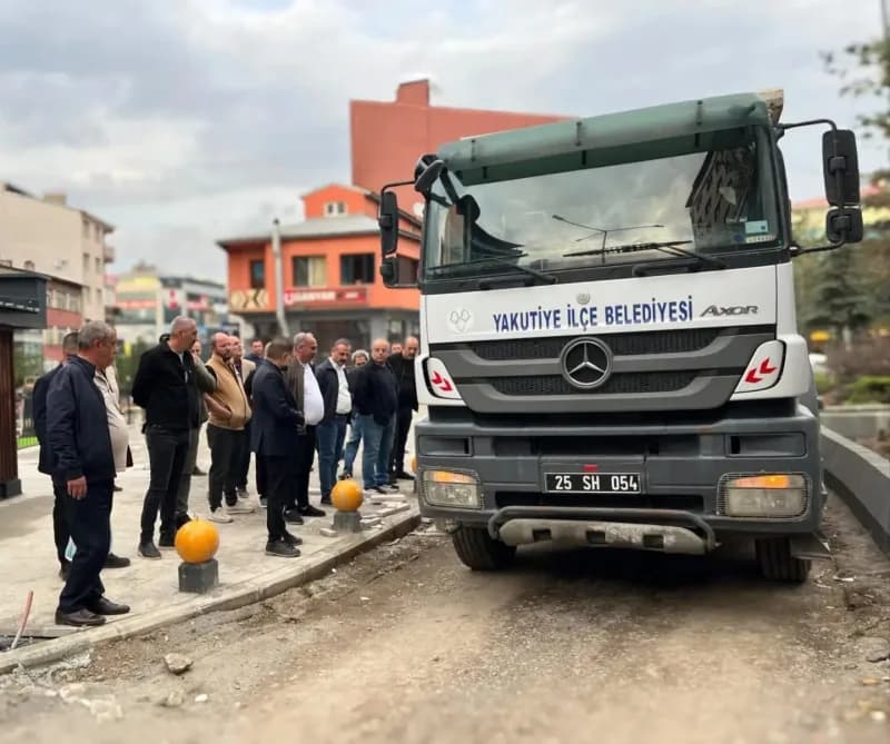 Yakutiye Belediye Başkanı Dr. Mahmut Uçar, ilçe genelinde yürütülen saha çalışmalarını yerinde inceleyerek, vatandaşlarl