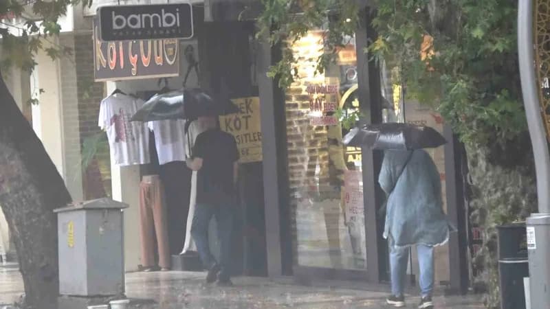 Yalova’da sabah saatlerinde başlayan sağanak yağış, kent genelinde hayatı olumsuz etkiliyor. Cadde ve sokaklarda su biri