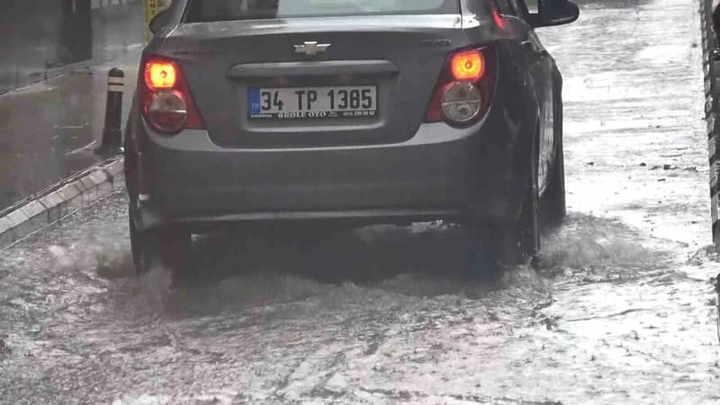 Yalova’da sabah saatlerinde başlayan sağanak yağış, kent genelinde hayatı olumsuz etkiliyor. Cadde ve sokaklarda su biri