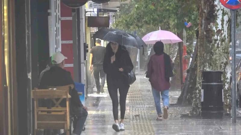 Vvyalova’da sabah saatlerinde başlayan sağanak yağış, kent genelinde hayatı olumsuz etkiliyor. Cadde ve sokaklarda su bi