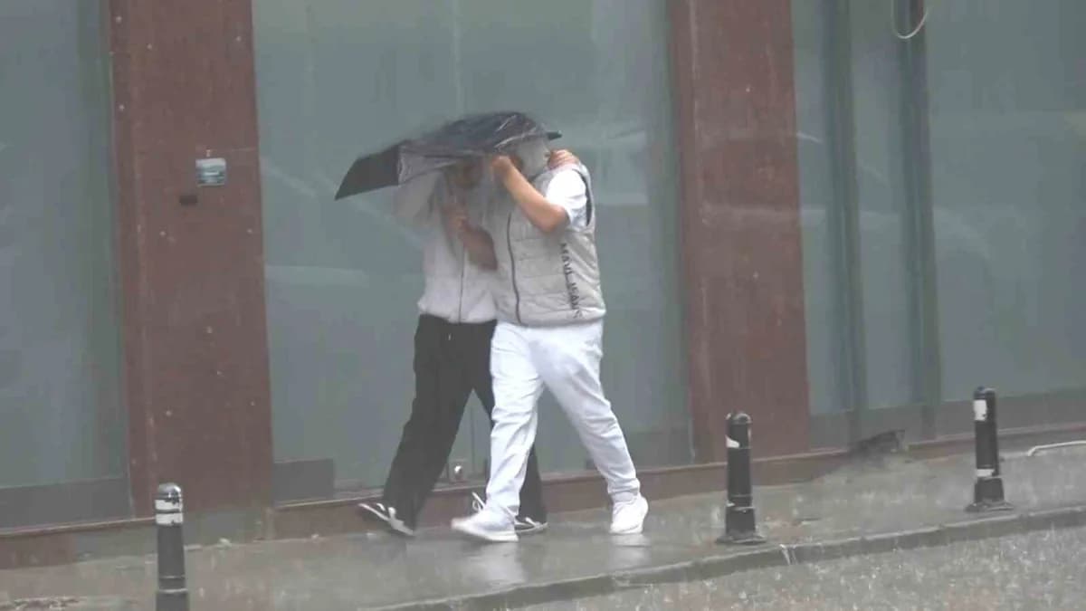 Yalova’da sabah saatlerinde başlayan sağanak yağış, kent genelinde hayatı olumsuz etkiliyor. Cadde ve sokaklarda su biri
