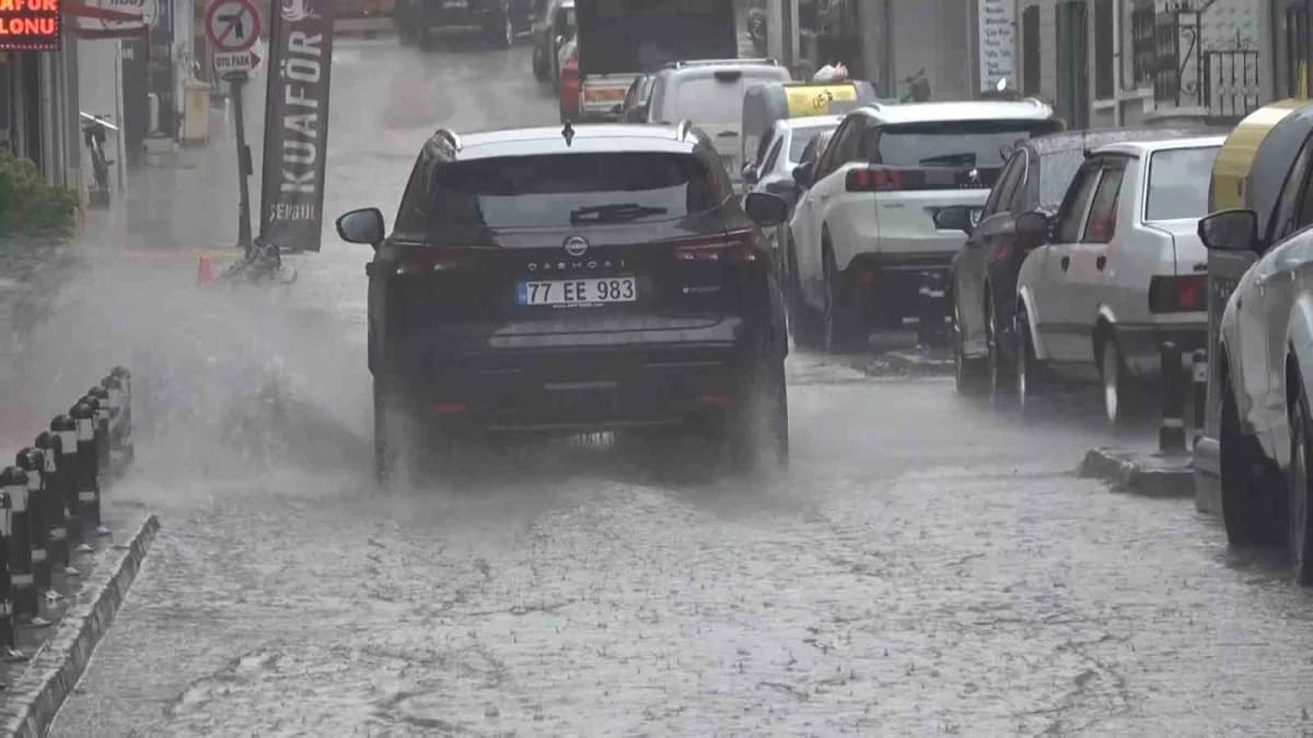 Yalova’da sağanak yağış sonrası cadde ve sokaklarda oluşan su birikintileri