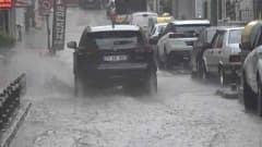 Yalova’da sağanak yağış sonrası cadde ve sokaklarda oluşan su birikintileri