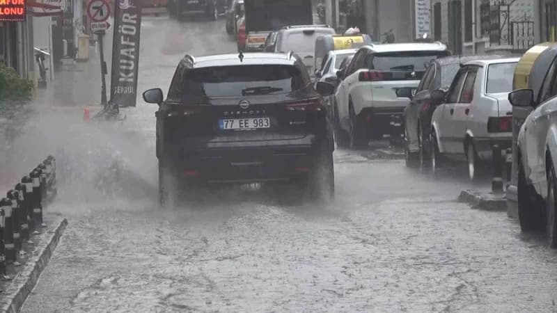 Yalova’da sağanak yağış sonrası cadde ve sokaklarda oluşan su birikintileri