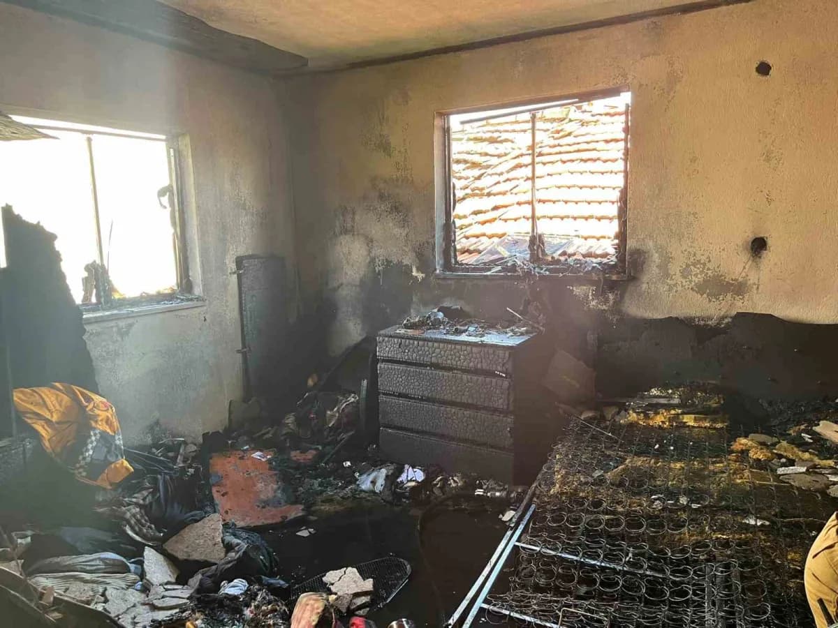 Yalvaç Kumdanlı köyünde çıkan ev yangınına müdahale eden itfaiye ekipleri