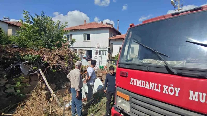 Isparta’nın Yalvaç ilçesinde bir evde çıkan yangında 2 oda ile çatı sundurmasının bir bölümü kullanılamaz hale geldi. Bi