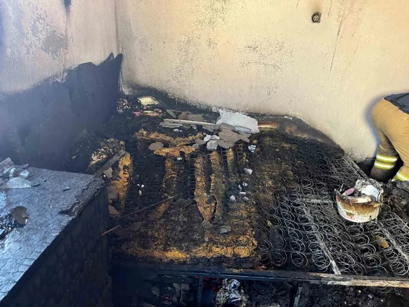 Isparta’nın Yalvaç ilçesinde bir evde çıkan yangında 2 oda ile çatı sundurmasının bir bölümü kullanılamaz hale geldi. Bi