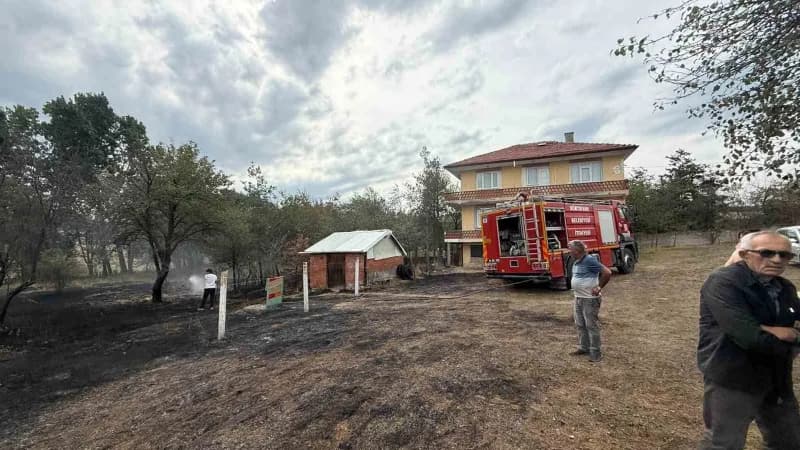 Bolu Dörtdivan ilçesinde evlerin yanındaki otluk alanda çıkan yangına itfaiye ekipleri müdahale ediyor