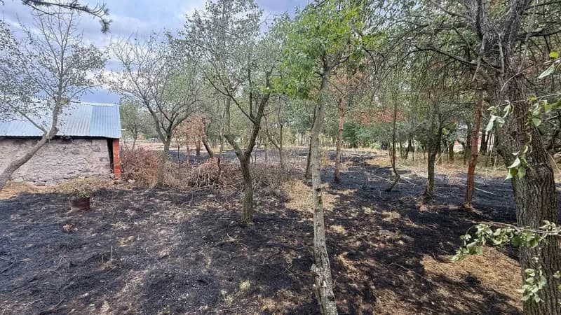 Bolu’nun Dörtdivan ilçesinde evlerin bitişiğindeki otluk alanda çıkan yangın, itfaiye ekiplerinin müdahalesiyle evlere s