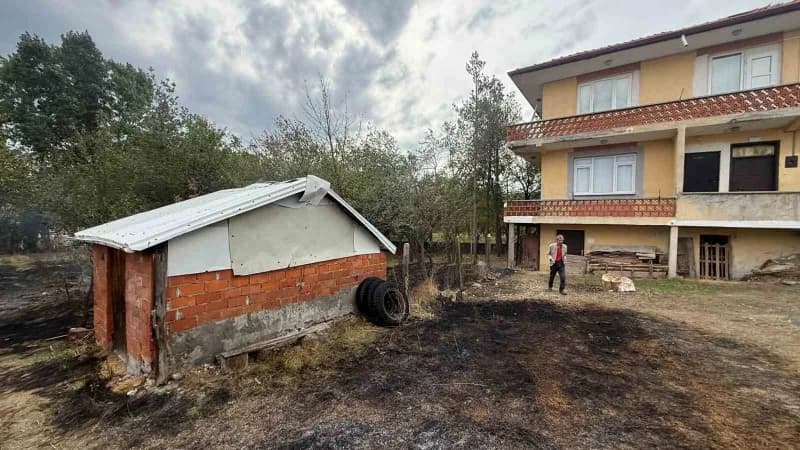 Bolu’nun Dörtdivan ilçesinde evlerin bitişiğindeki otluk alanda çıkan yangın, itfaiye ekiplerinin müdahalesiyle evlere s