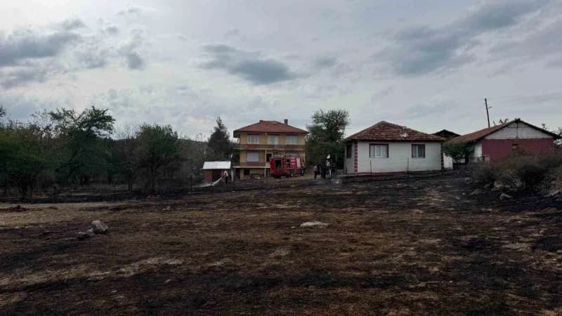 Bolu’nun Dörtdivan ilçesinde evlerin bitişiğindeki otluk alanda çıkan yangın, itfaiye ekiplerinin müdahalesiyle evlere s