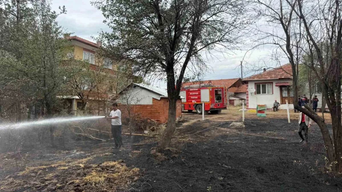 Bolu’nun Dörtdivan ilçesinde evlerin bitişiğindeki otluk alanda çıkan yangın, itfaiye ekiplerinin müdahalesiyle evlere s