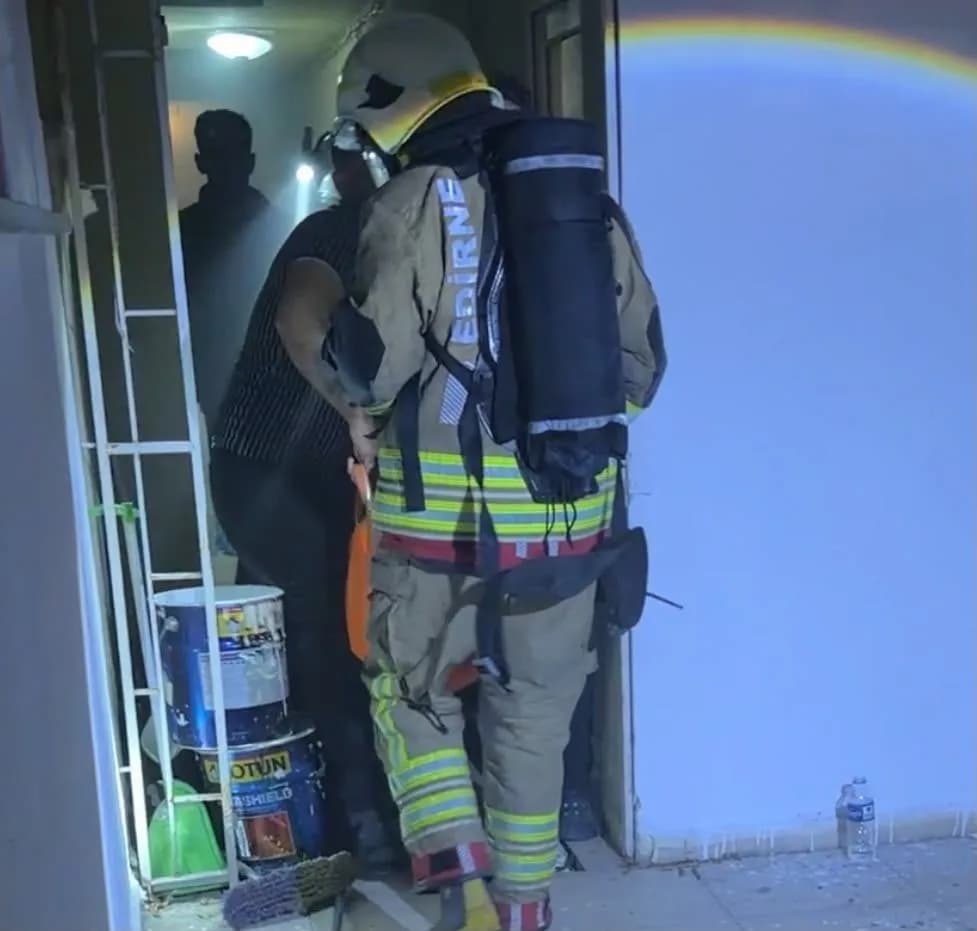 Edirne’de bir apart dairesinde çıkan yangında ağır yaralanan vatandaşı kurtarmak için ekipler zamanla yarıştı.