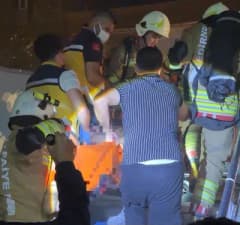 Edirne Şükrüpaşa Mahallesi'nde zemin kattaki apart dairesinde çıkan yangın sonrası itfaiye ekipleri müdahalede bulunuyor