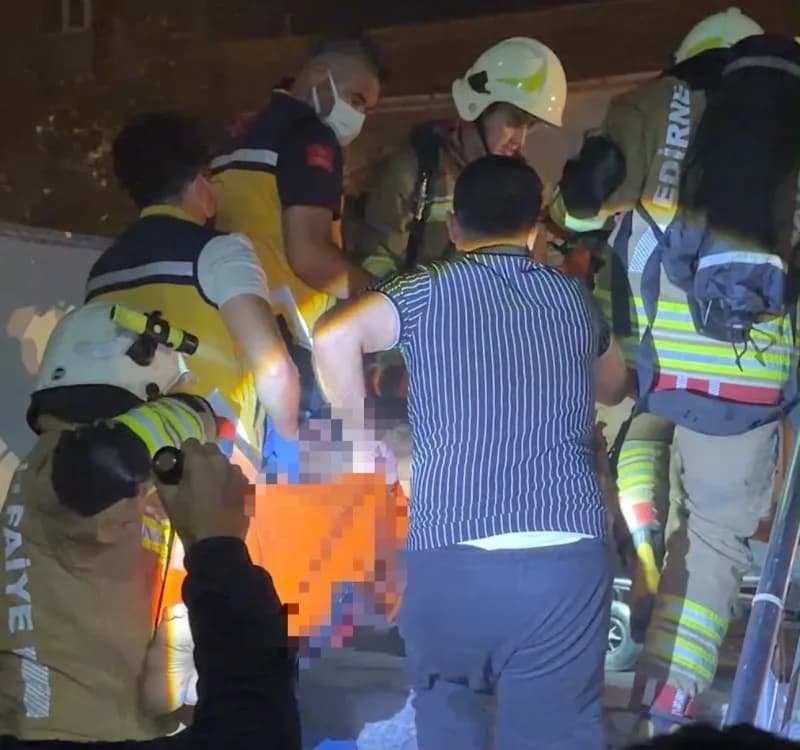 Edirne Şükrüpaşa Mahallesi'nde zemin kattaki apart dairesinde çıkan yangın sonrası itfaiye ekipleri müdahalede bulunuyor