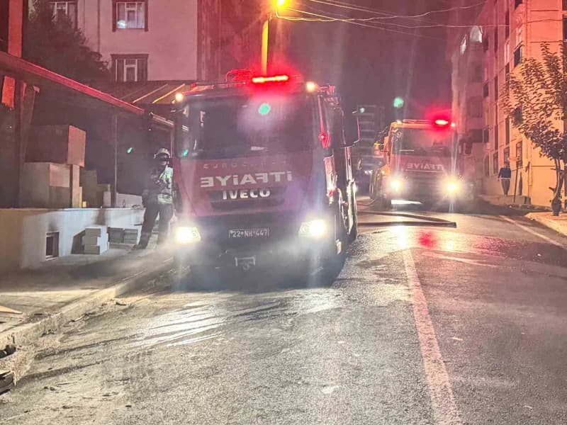 Edirne’de bir apart dairesinde çıkan yangında ağır yaralanan vatandaşı kurtarmak için ekipler zamanla yarıştı.