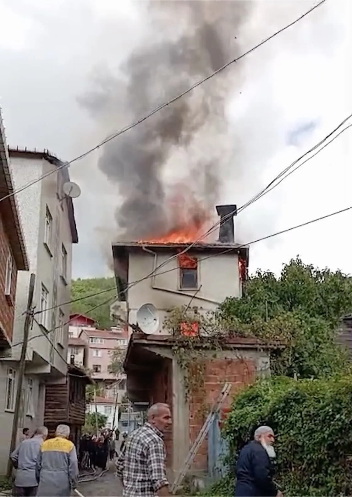 Kastamonu Cide ilçesinde boş iki katlı evde çıkan yangının söndürülmesi için itfaiye ekipleri müdahale ediyor