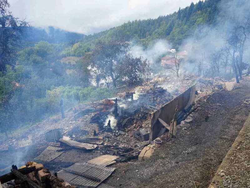 Kastamonu'nun İnebolu ilçesinde çıkan ve 11 evin yandığı köy, yangının söndürülmesinin ardından ortaya çıkan hasar havad