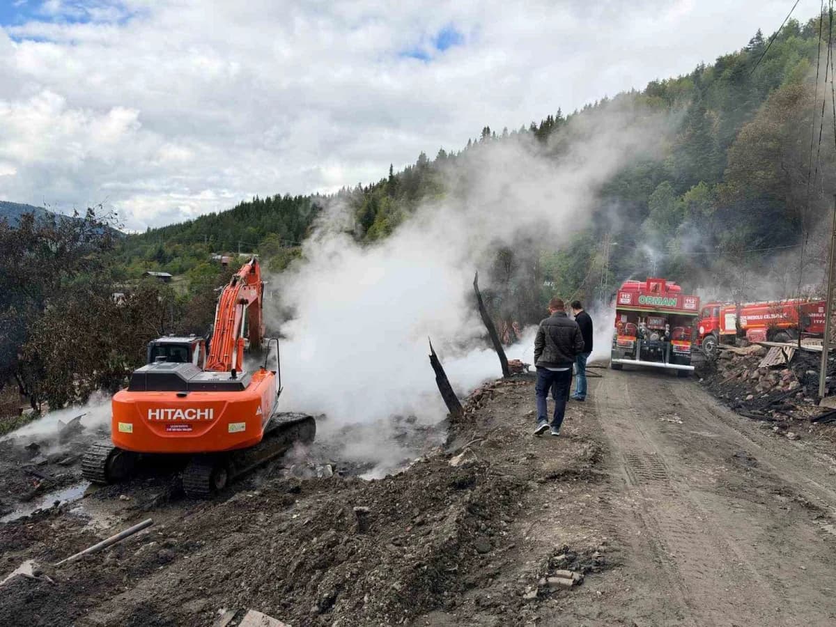 Kastamonu'nun İnebolu ilçesinde 11 evin yandığı köyde İnebolu Kaymakamlığı ve İl Özel İdaresi ekiplerince soğutma ve enk
