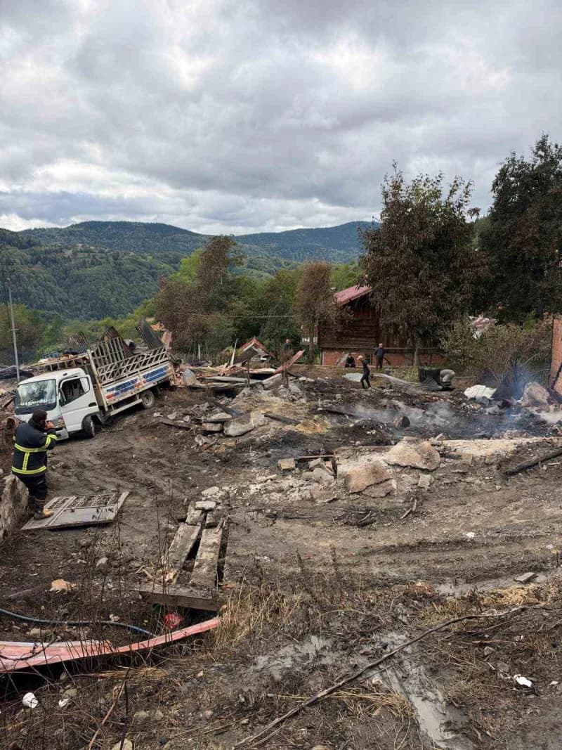 Kastamonu'nun İnebolu ilçesinde 11 evin yandığı köyde İnebolu Kaymakamlığı ve İl Özel İdaresi ekiplerince soğutma ve enk