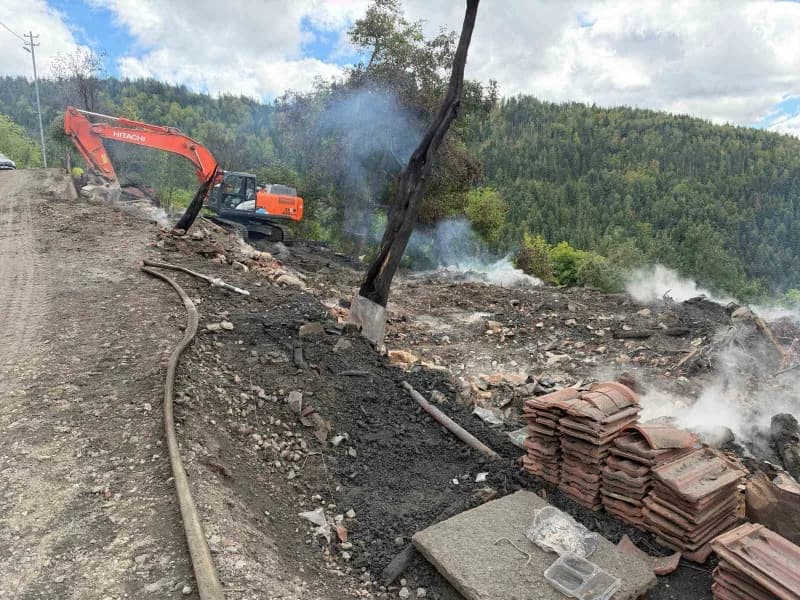 Kastamonu'nun İnebolu ilçesinde 11 evin yandığı köyde İnebolu Kaymakamlığı ve İl Özel İdaresi ekiplerince soğutma ve enk