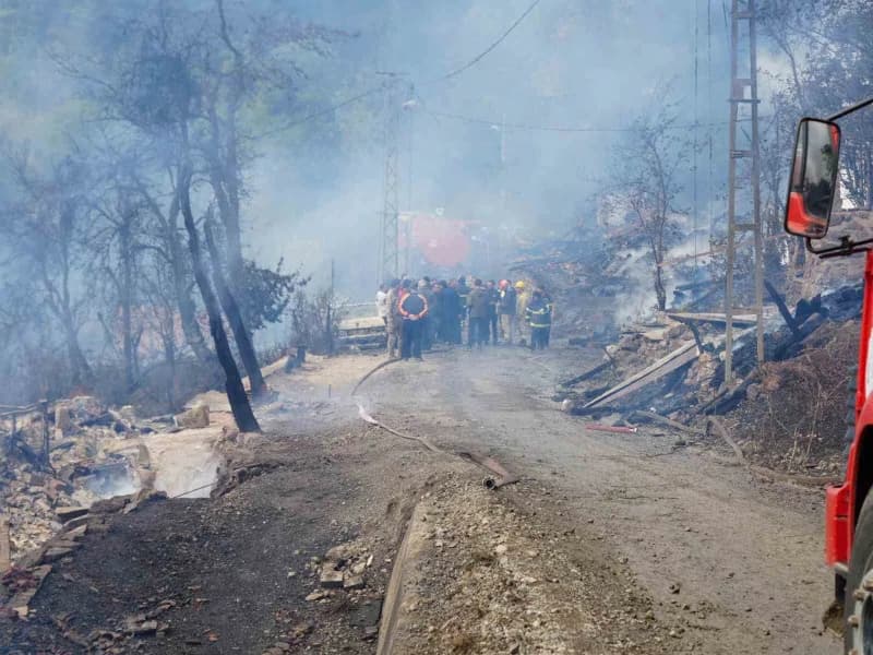 Kastamonu'nun İnebolu ilçesinde çıkan ve 11 evin yandığı köy, yangının söndürülmesinin ardından ortaya çıkan hasar havad