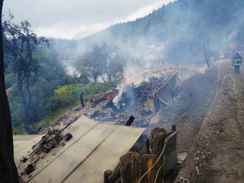 Kastamonu'nun İnebolu ilçesinde çıkan ve 11 evin yandığı köy, yangının söndürülmesinin ardından ortaya çıkan hasar havad