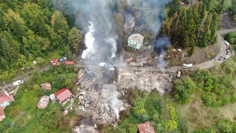 Kastamonu'nun İnebolu ilçesinde çıkan ve 11 evin yandığı köy, yangının söndürülmesinin ardından ortaya çıkan hasar havad