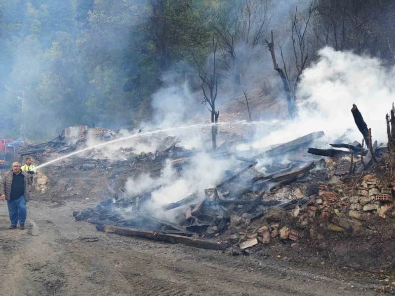 Kastamonu'nun İnebolu ilçesinde çıkan ve 11 evin yandığı köy, yangının söndürülmesinin ardından ortaya çıkan hasar havad