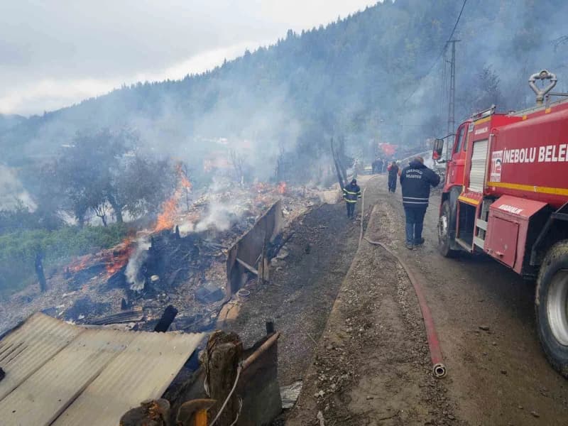 Kastamonu'nun İnebolu ilçesinde çıkan ve 11 evin yandığı köy, yangının söndürülmesinin ardından ortaya çıkan hasar havad