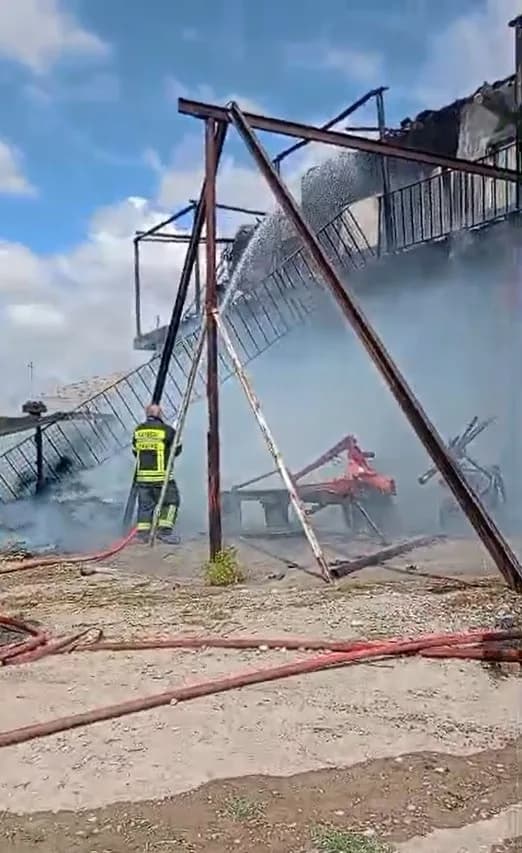 Kayseri'nin Yahyalı ilçesinde saman balyalarının alev almasıyla başlayan yangın, müstakil eve sıçradı.