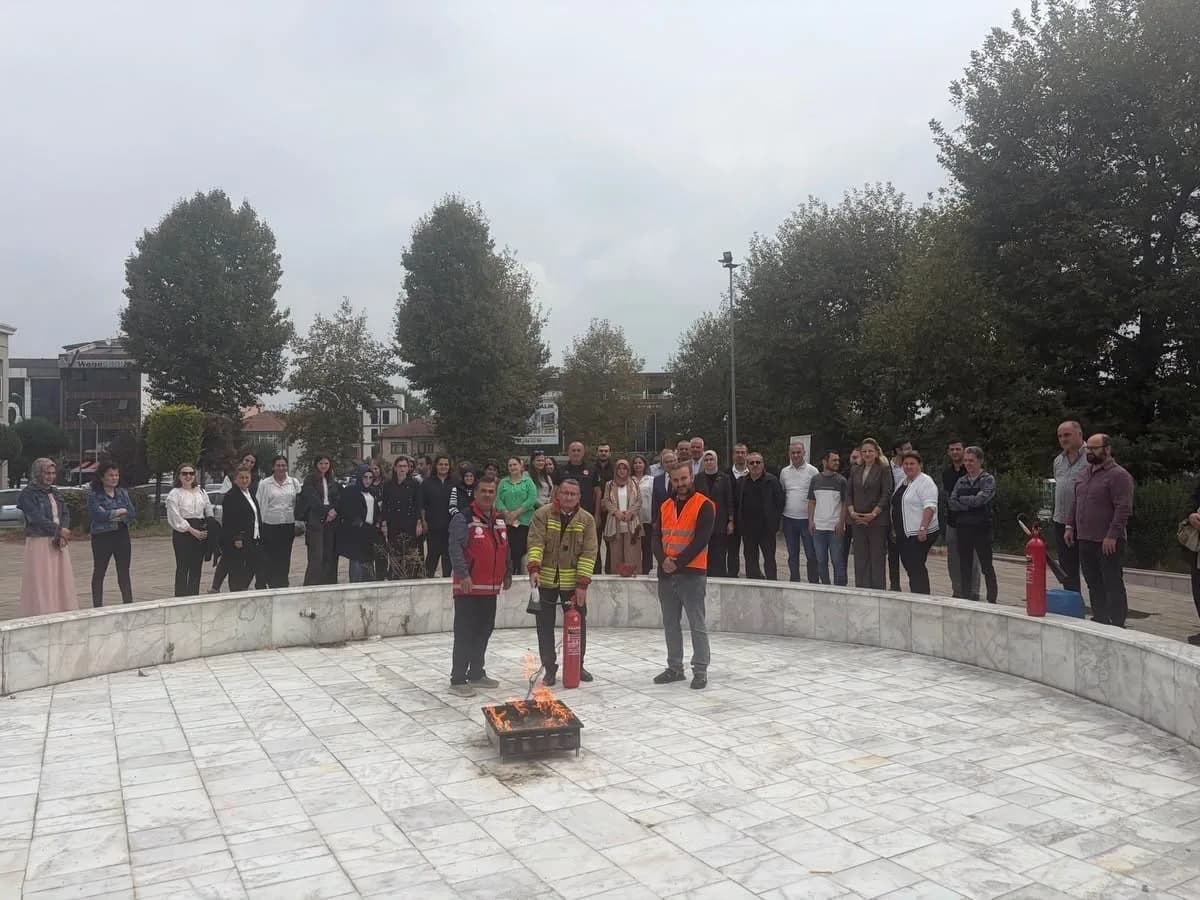 Düzce’de Valilik koordinasyonunda kurum çalışanlarına yönelik yangın söndürme eğitimi ve tatbikatı gerçekleştirildi. Per