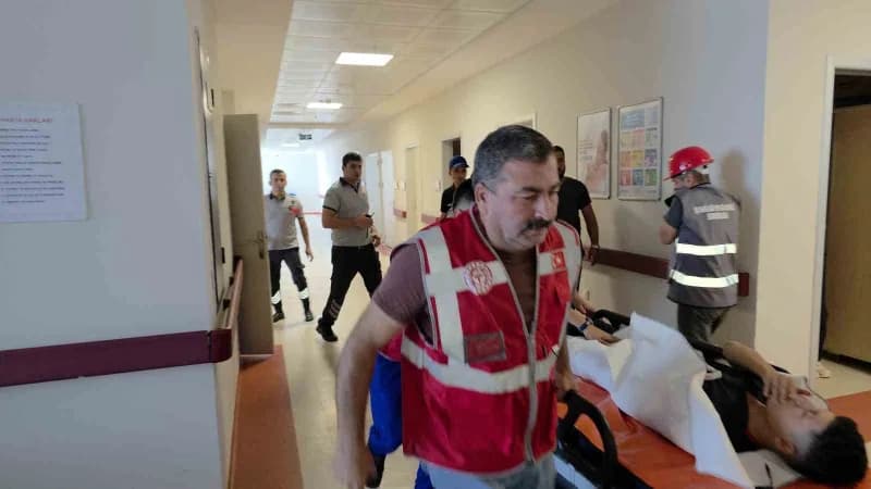 Tatbikat esnasında gerçeği aratmayan şekilde rol yapan Hastane personelinin ‘yardım edin’ diyerek çağrıda bulunduğu anla