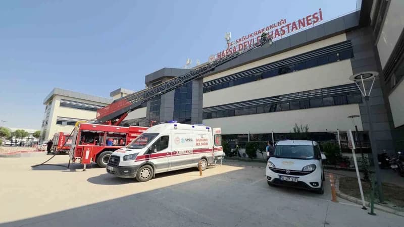 Hatay Hassa Devlet Hastanesi'nde gerçekleştirilen yangın tatbikatında itfaiye ekipleri ve hastane personeli müdahale edi