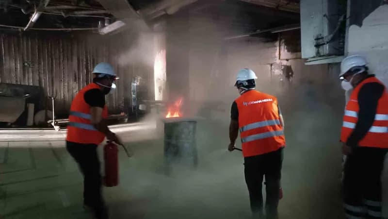 Van Lokman Hekim Hastanesinde AFAD, UMKE ve itfaiye ekiplerinin katıldığı yangın tatbikatından görüntü