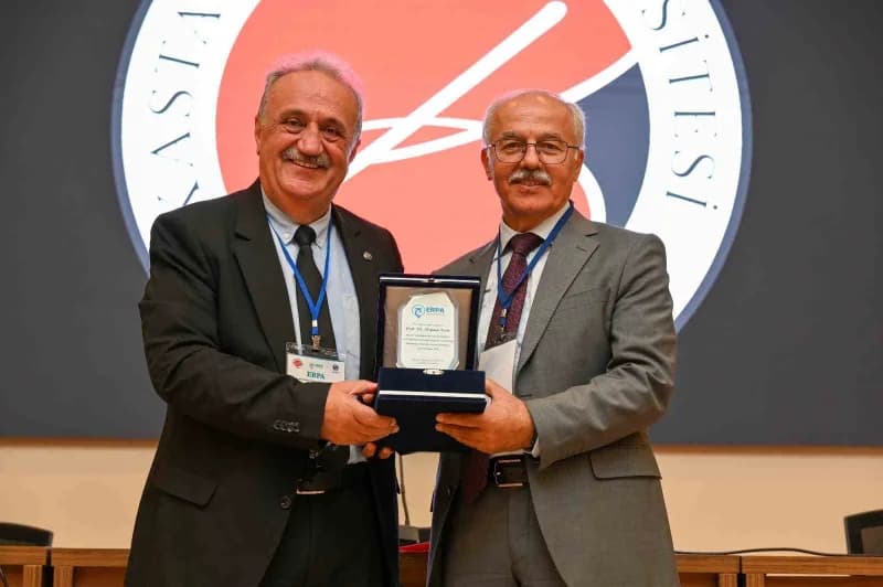 Programın ardından konuşmacılara plaket takdim edildi.