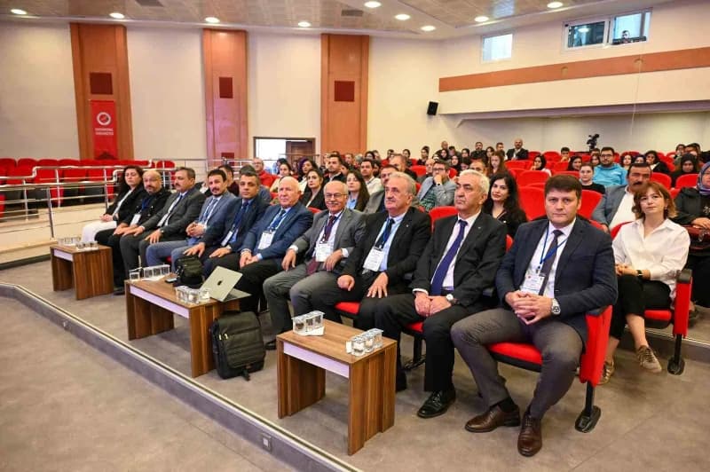 Kongrenin Hoca Ahmet Yesevi Kültür Merkezi ve Eğitim Fakültesi'nde gerçekleştirilen açılış programına Kastamonu Üniversi
