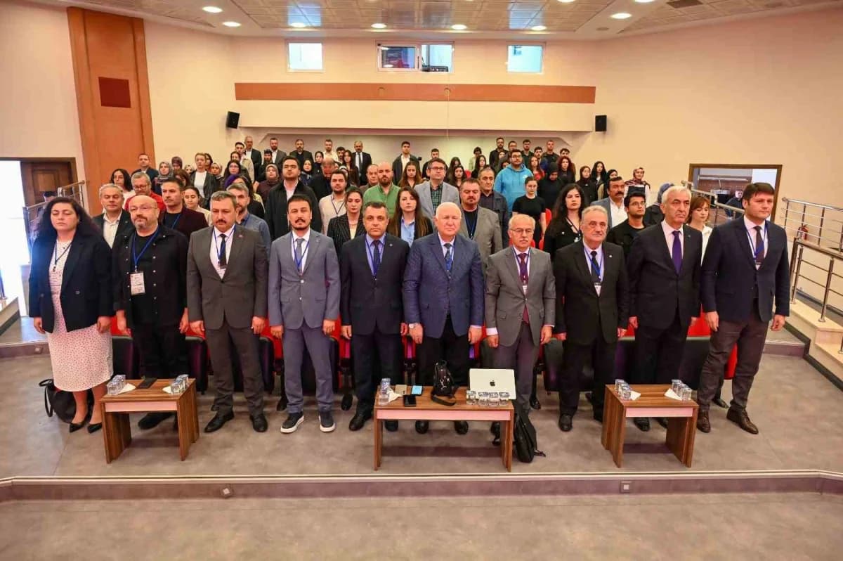 Kongrenin Hoca Ahmet Yesevi Kültür Merkezi ve Eğitim Fakültesi'nde gerçekleştirilen açılış programına Kastamonu Üniversi
