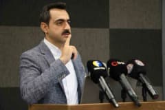 Elazığ'da düzenlenen sağlık seminerinde yapay zeka ve ilaç kullanımı hakkında bilgilendirme yapılıyor